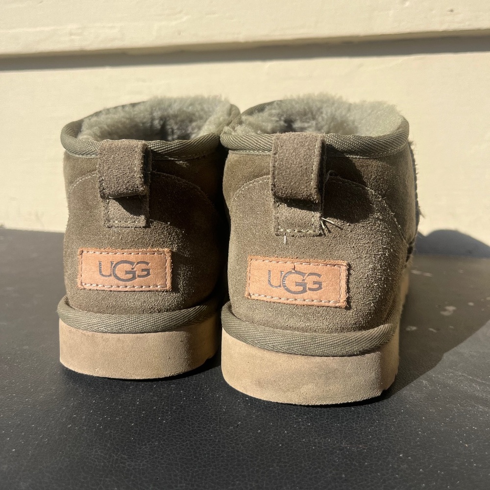 UGG short dark green size 9